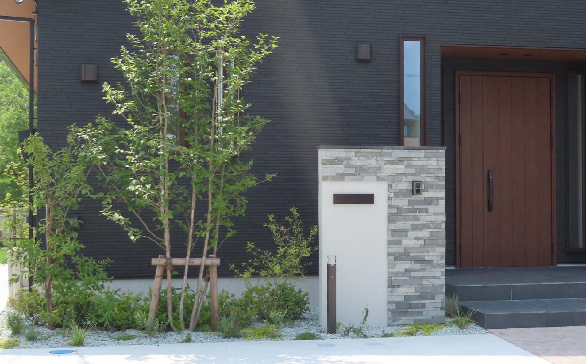 ブラックの外壁にシンボルツリーが映える正面玄関 仙台の外構工事 エクステリア お庭のリフォーム 泉ホームイング